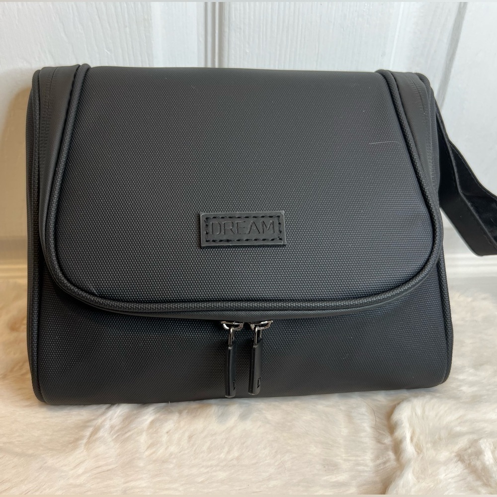 OUTGRAND HANGING MAKEUP BAG. WATERPROOF. NEW 3